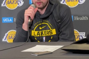 库克：我亲眼看到詹姆斯每天很早就起来训练，他不是在摆拍！